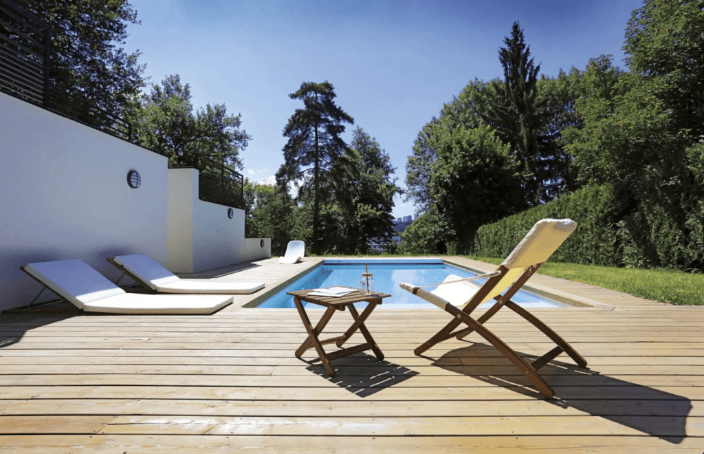 une piscine exterieure enterrée